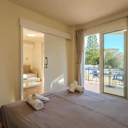 Danaos Seaside 002 With Pool In Tourist Area * 파포스